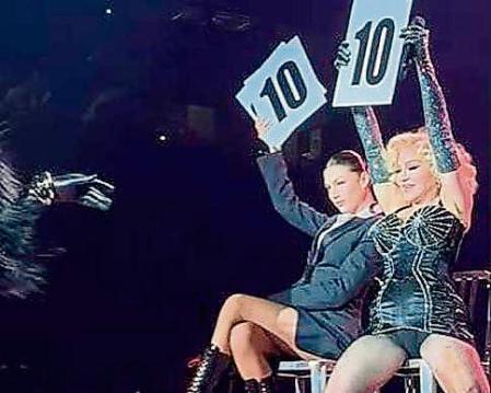 Madonna saca al escenario a Ursula Corberó en el concierto de Barcelona