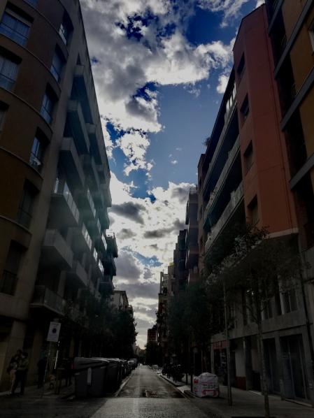 Cielo entre borrascas sobre Gràcia.