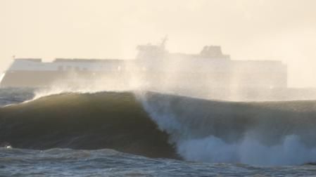 Fuerte oleaje en la playa de Gavà.