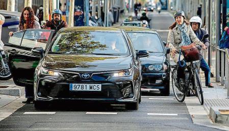 FOTO ALEX GARCIA NUEVOS CARRIL BICI EN BARCELONA. EN LA FOTO EL QUE COHABITA CON EL TRAFICO DE VEHICULOS EN LA GRAN VIA DIRECCION LLOBREGAT 2023/11/02