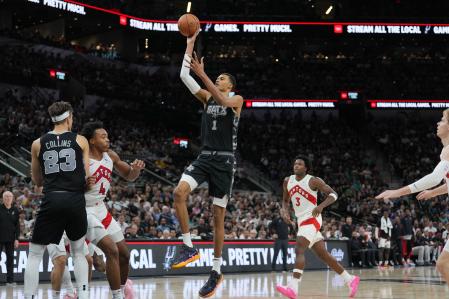 Victor Wembanyama lanzando a canasta contra los Toronto Raptors en el Frost Bank Center