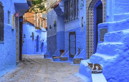 Una colorida calle de Chauen, la ciudad azul de Marruecos