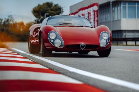 Las formas esculturales del histórico 33 Stradale de 1967 se han enriquecido con elementos de diseño del nuevo lenguaje de estilo de Alfa Romeo