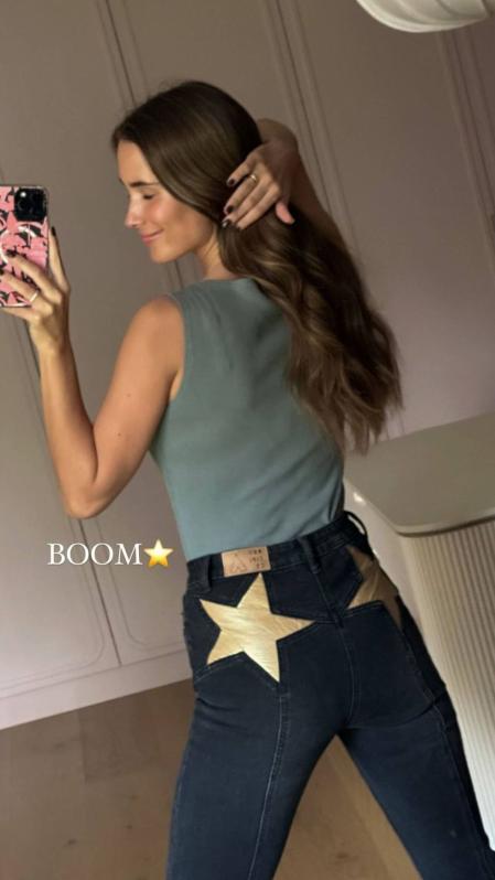 María Pombo con su cazadora y vaqueros de Tipi Tent