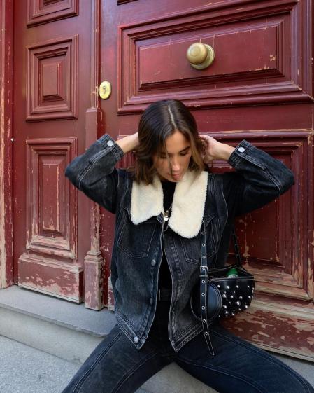 María Pombo con su cazadora y vaqueros de Tipi Tent
