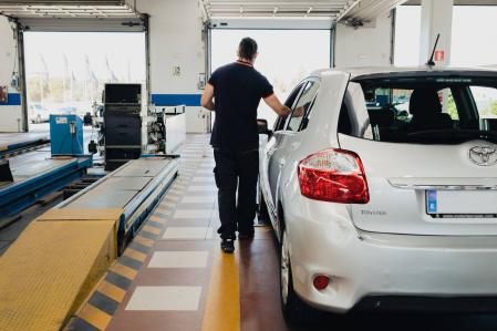 Es obligatorio pasar periódicamente la inspección técnica ITV a partir de cierta edad del vehículo