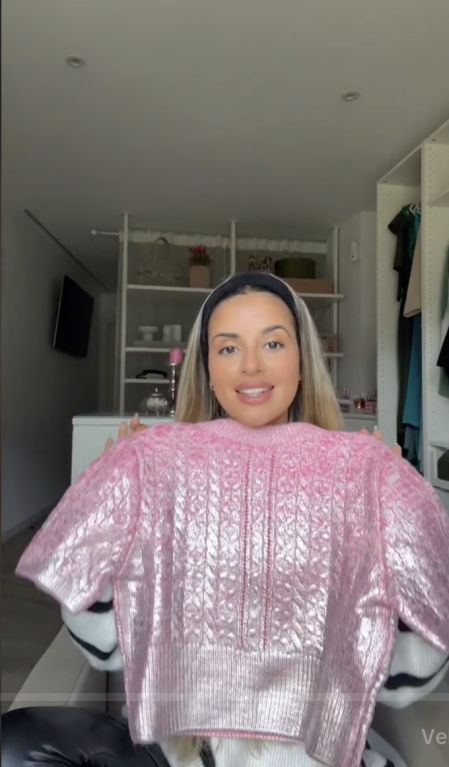 Natalia Osona con el jersey corto metalizado de Zara