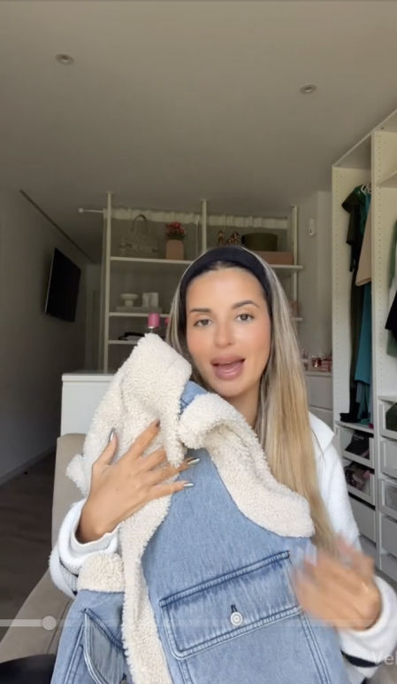 Natalia Osona con el chaleco de borrego de Zara