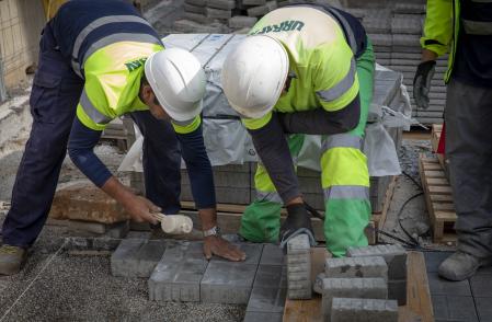 Las nuevas losetas ya han sido instaladas en la calle Almogàvers