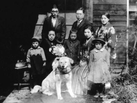El perro Hachiko con la familia Ueno, c. 1925