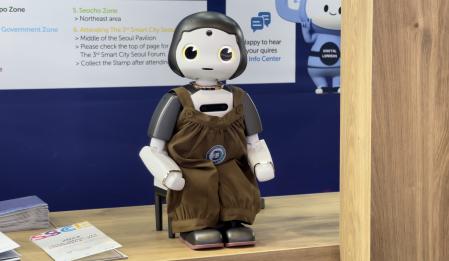 Seul expone en su stand una muñeca robótica.