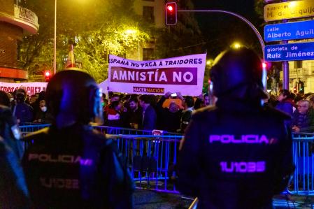 Manifestacion contra amnistía en la sede del Psoe calle Ferraz