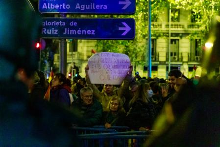 Manifestacion contra amnistía en la sede del Psoe calle Ferraz