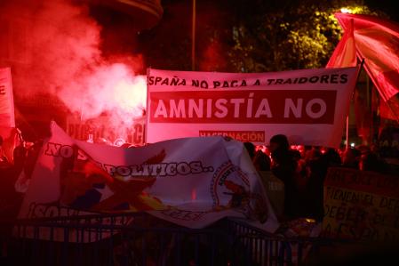 Manifestacion contra amnistía en la sede del Psoe calle Ferraz