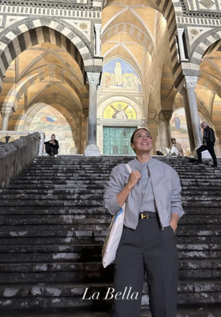 Tamara Falcó con la bomber gris de Zara