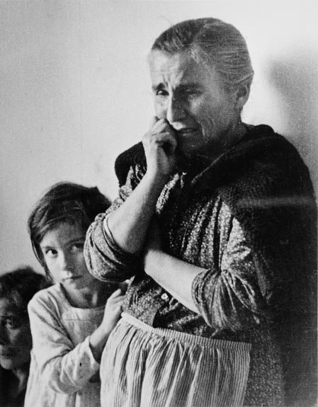 'Mujer anciana llorando junto a una niña'. Robert Capa. Frente de Málaga. Febrero 1937.