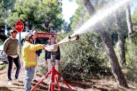 La alcaldesa de València, María José Catalá, visita las obras de los cañones de agua antiincendios de El Saler.