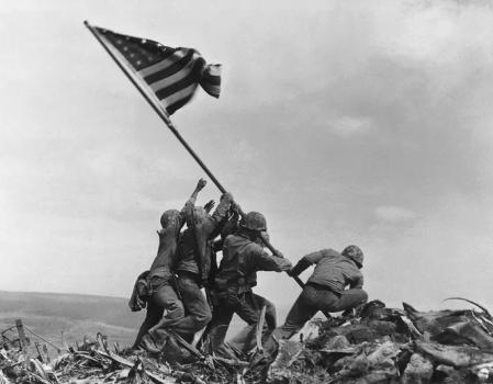 La imagen icónica, y polémica, captada al parecer tras cinco días de combates, en la que marines de EE.UU. levantaron la bandera estadounidense sobre el punto más elevado de Iwo Jima, el 23 de febrero de 1945