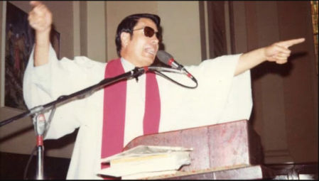 El predicador James Jones durante uno de sus apocalípticos discursos