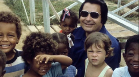 Jim Jones junto a algunos niños de la congregación