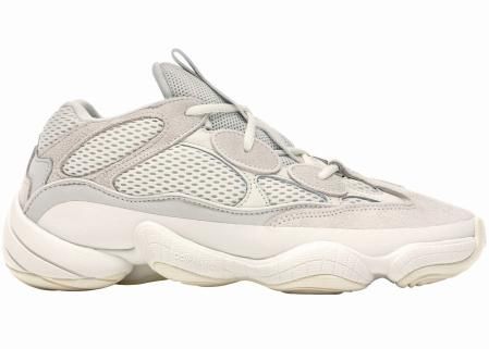 Las Yeezy 500 diseñadas por Kanye West, rapero y artista que emepezó en Nike, siguió en Adidas y sigiópor su cuenta tras ser expulsado de esta última por comentarios antisemitas