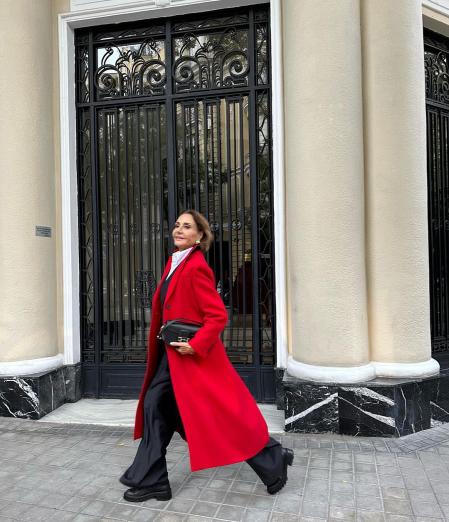 Naty Abascal con el abrigo rojo de Zara