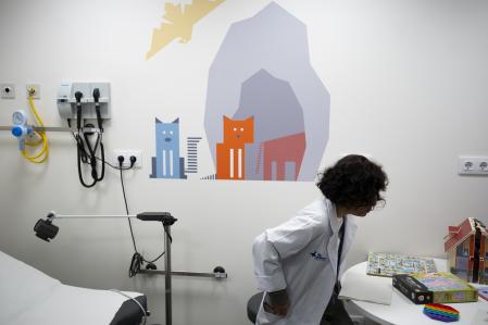 Muestra de la consulta del Equipo EMMA del hospital Vall d'Hebron para el tratamiento de la Violencia y Violencia Sexual contra la Infancia y la Adolescencia, en una imagen de archivo.