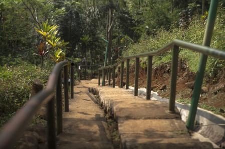 Parte de los 370 escalones que permiten acceder a Gunung Padang