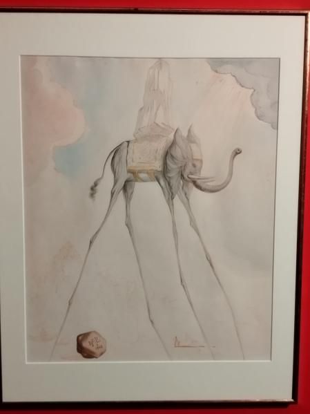 Uno de los característicos elefantes de Dalí.