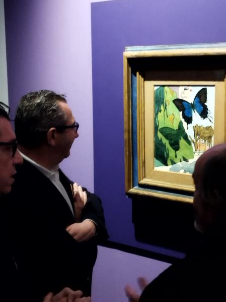 Toni Pérez, presidente de la Diputación de Alicante, ante una de las obras de Dalí que ofrece la exposición inaugurada en el Mubag.