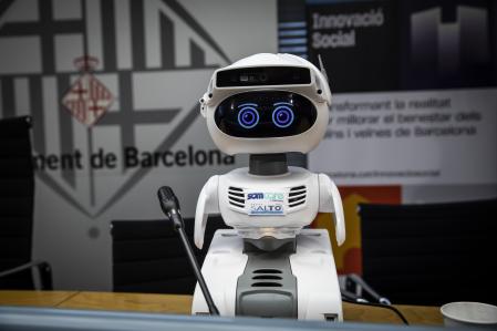 Uno de los primeros modelos de robot ARI, el robot que ayuda a personas mayores en Catalunya