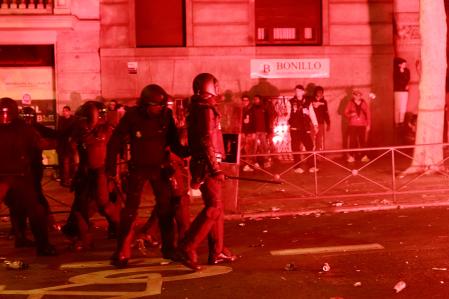 Altercados con la Policia Calle Ferraz Psoe Pedro Sanchez contra amnistía.