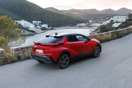 El Toyota C-HR mide 4,36 metros de longitud, es decir, 3 cm menos que el modelo precedente 