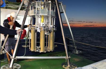 Toma de muestras en la campaña científica en el Mediterráneo  .