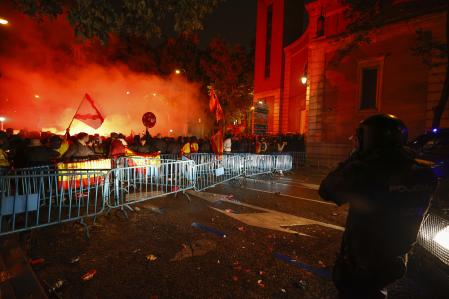 La Policía se mantiene ante los manifestantes que se concentran en la calle Ferraz, en Madrid, en una nueva jornada de protesta contra la amnistía celebrada este viernes en la capital