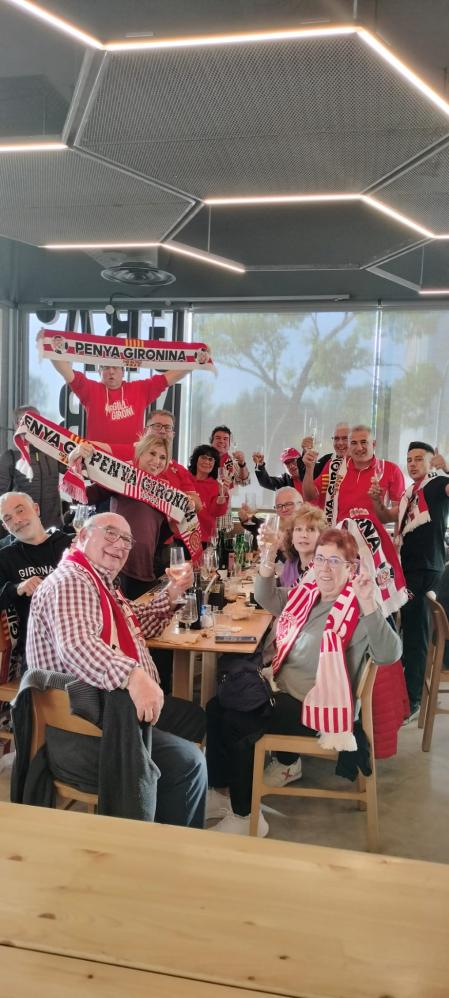 Aficionados de la Penya Gironina celebrando la victoria contra el Rayo Vallecano.