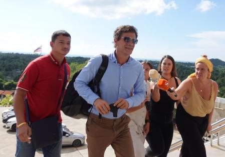 A la izquierda, el actor, en una de sus visitas a Tailandia para ver a su hijo