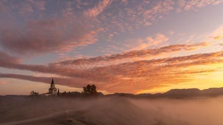 Amanecer con niebla y nubes lenticulares en Manlleu.