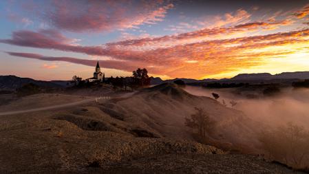 Amanecer con niebla y nubes lenticulares en Manlleu.
