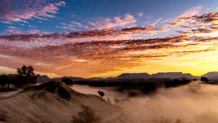 Amanecer con niebla y nubes lenticulares en Manlleu.