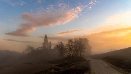 Amanecer con niebla y nubes lenticulares en Manlleu.