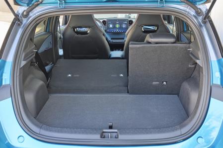Los asientos traseros pueden abatirse en proporción 60/40 y la capacidad del maletero parte de 340 litros&nbsp;