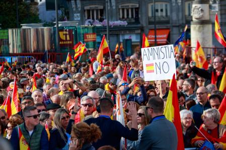 Concentarcion Miting contra al Amnistia en la Puerta del Sol Alberto Nuñez Feijoo Isabel Diaz Ayuso, Almeida Jose Maria Aznar