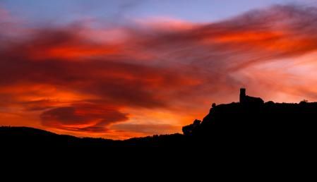Candilazo en la puesta de sol en el castillo de Tona.