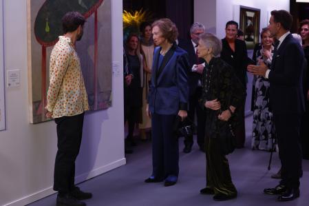 La reina doña Sofía y la princesa Irene en la exposición de algunas de las obras presentadas a los Premios BMW de Pintura.
