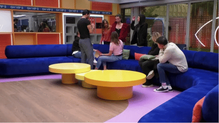 Momento en que Jéssica Bueno abre el regalo de Luitingo en 'GH VIP'