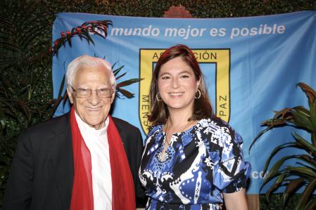El Padre Ángel, con Chabeli Iglesias en una gala de Mensajeros de la Paz, el pasado mes de mayo.