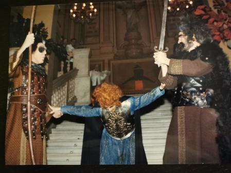 Adela Rocha en un baile de disfraces del Cercle del Liceu, ataviada de Brunhilda, con Ramon Negra en el papel de Wotan (izquierda) y Manuel Bertrand como Hunding. Descendías la escalinata del Liceu mientras sonaba la Cabalgata de las Valquirias