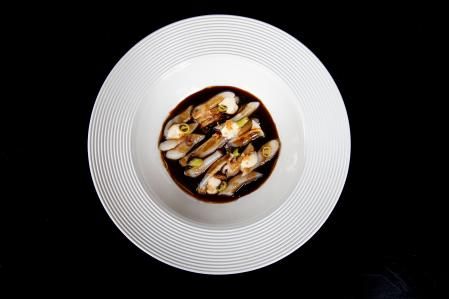 Los chefs Xavi Gómez y Dídac Closa comparten la responsabilidad al frente de la cocina.