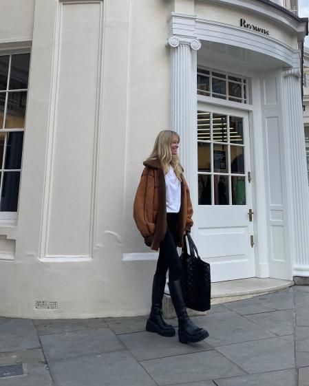 La danesa Jeanette Madsen con la cazadora de doble faz